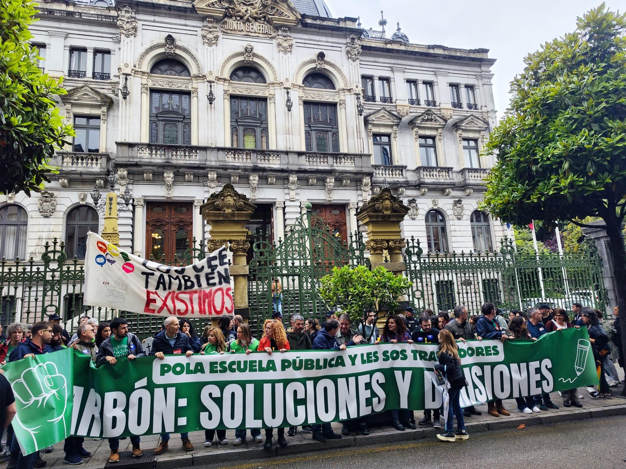 EN IMÁGENES: una gran columna de profesores ataviesa Oviedo para pedir soluciones tras la dimisión de Lydia Espina