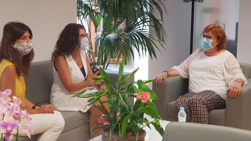 Reunión de la delegada del Gobierno, Gloria Calero (dcha.) con la alcaldesa de Paiporta, Isabel Martín.