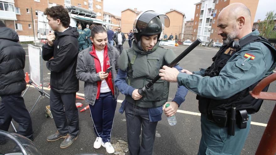 Nuevas vocaciones para la Guardia Civil en Gijón: así disfrutaron los alumnos del Corazón de María de todas las unidades del cuartel de Contrueces