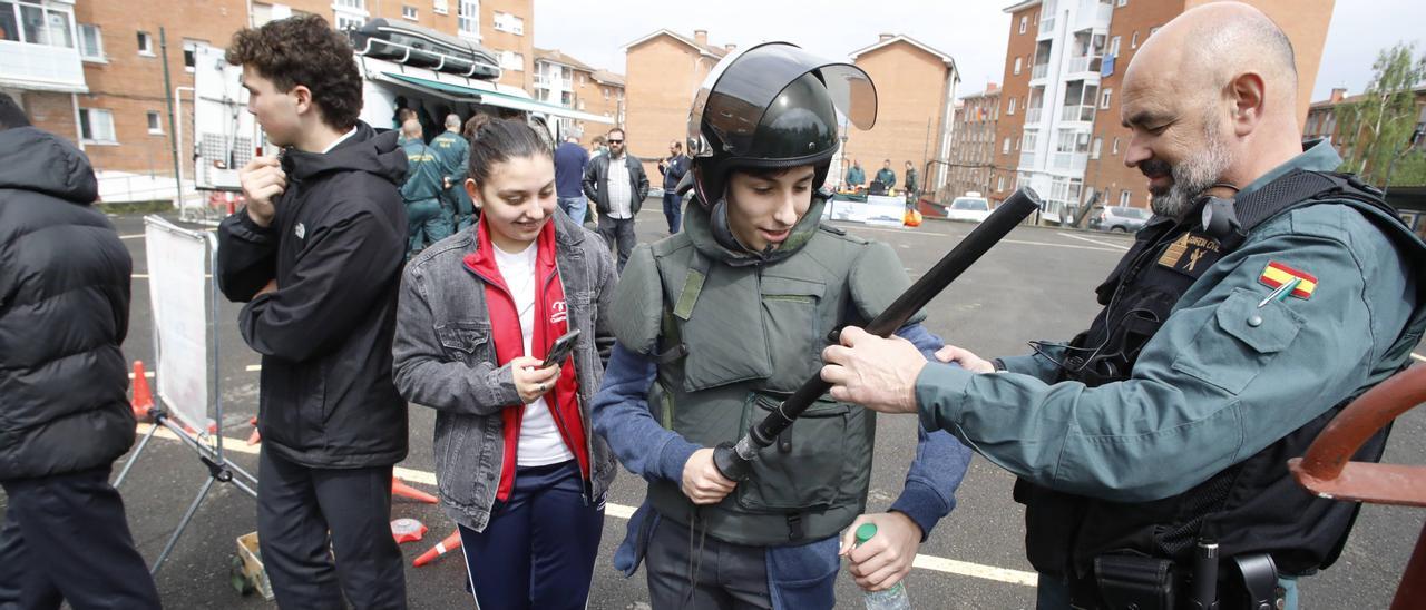 En imágenes: Los alumnos del Corazón de María de Gijón conocen cómo funciona cada unidad de la Guardia Civil