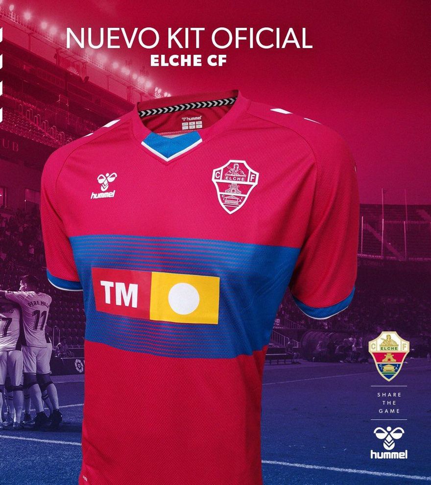 El Elche CF presenta su segunda equipación en rojo.