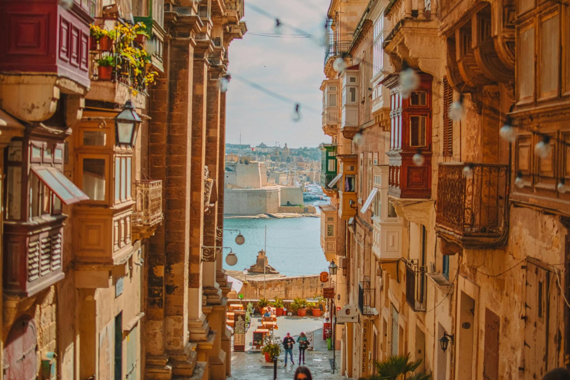 Algunas de las islas más bonitas del Mediterráneo están en este itinerario que une dos países, cultura clásica y la gastronomía más internacional del mundo