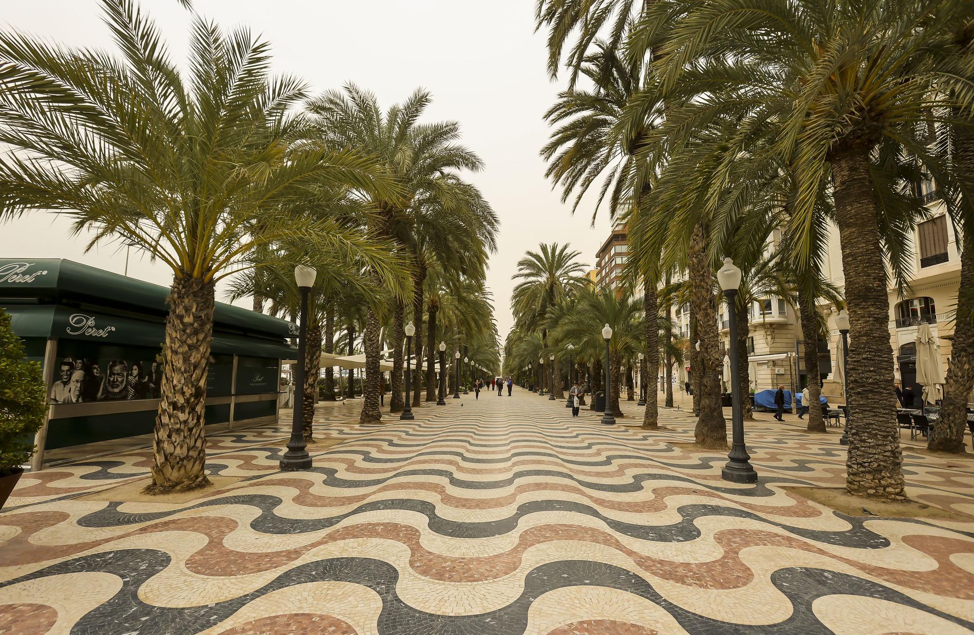 El polvo sahariano ensucia la ciudad de Alicante