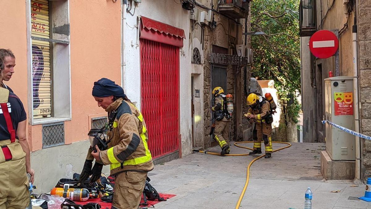 El foc s'ha iniciat a l'habitatge número 6 del carrer de Sant Pere de Manresa
