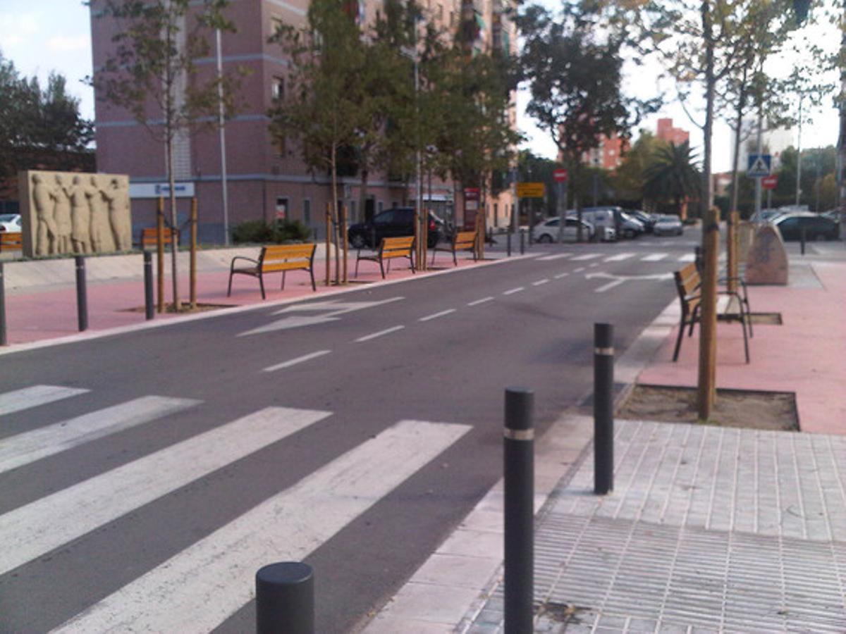 Bancs al costat del carrer sense protecció. L’Ajuntament de Sant Adrià de Besòs no ha fet cas de les peticions dels veïns per instal·lar elements de seguretat al costat dels bancs del carrer del Doctor Fleming. ¿És lògic situar uns bancs a la sortida d’una escola, al costat d’un carrer de doble sentit, sense cap protecció? ¿Què espera l’autoritat municipal per resoldre aquests errors, que hi hagi un accident amb víctimes? Salta a la vista que el perill existeix.