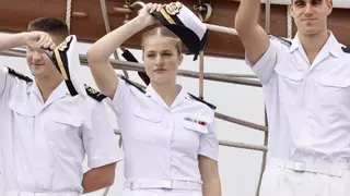 Gijón se despide de la Armada surcando la costa: así se vivió el "emotivo" adiós al "Elcano" y a la Princesa Leonor desde más de 40 embarcaciones