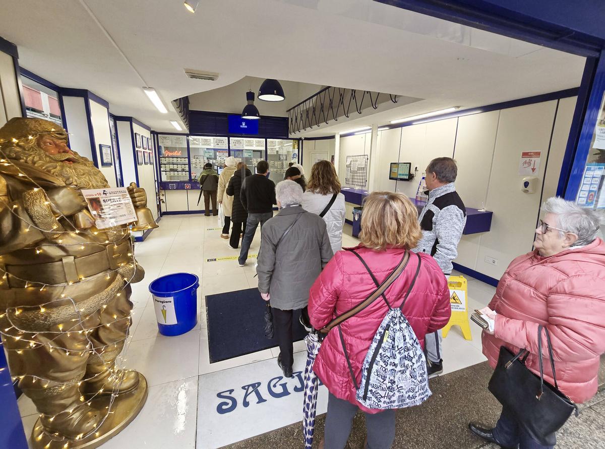Filas en una administración de Lotería en Vigo