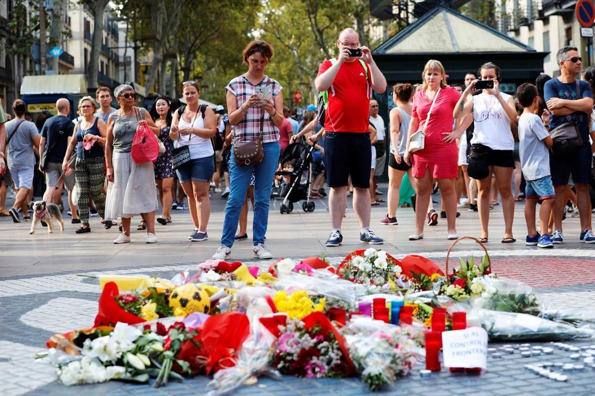 GRAF6605. BARCELONA. 16/08/18.- Ramos de flores y objetos de todo tipo depositados en el mural de Miro de La Rambla de Barcelona en recuerdo de los atentados en La Rambla y Cambrils. EFE/Alejandro García