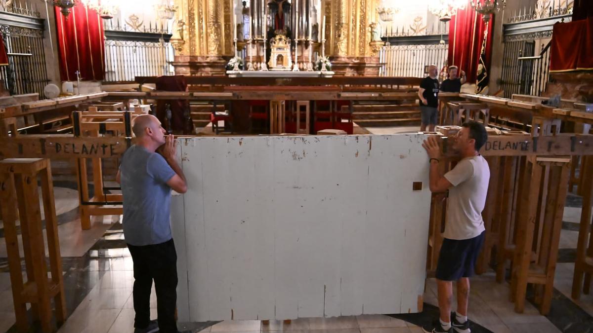 El montaje de la tramoya baja avanza este martes por la tarde para poder realizar los primeros ensayos generales del Misteri d'Elx en la basílica de Santa María