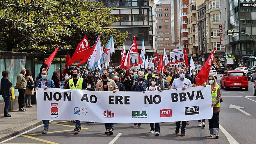 La manifestación, ayer, a su paso por la plaza de Pontevedra.   | // L.O.