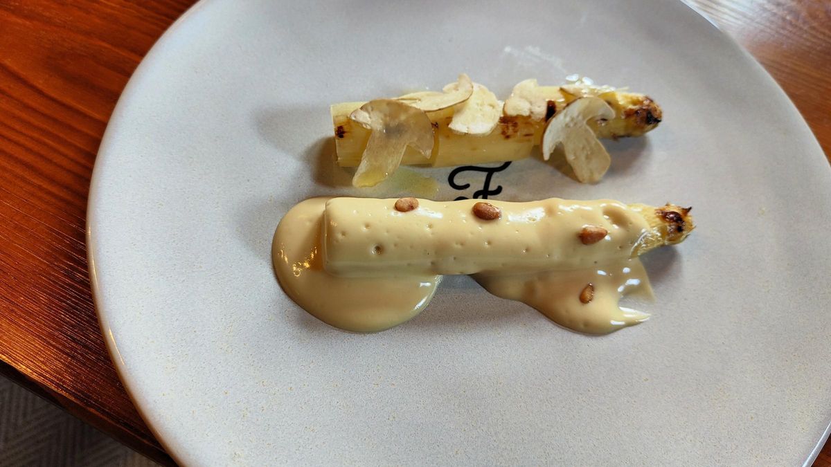 Los espárragos con 'moixernó' crudo y en emulsión de Fandango Baqueira.