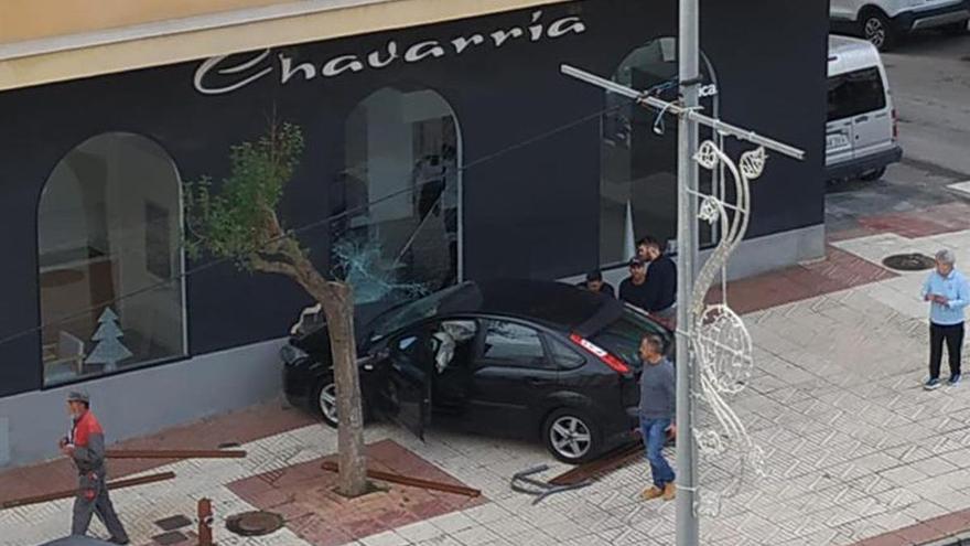 Un coche sin control se empotra contra un comercio de Segorbe