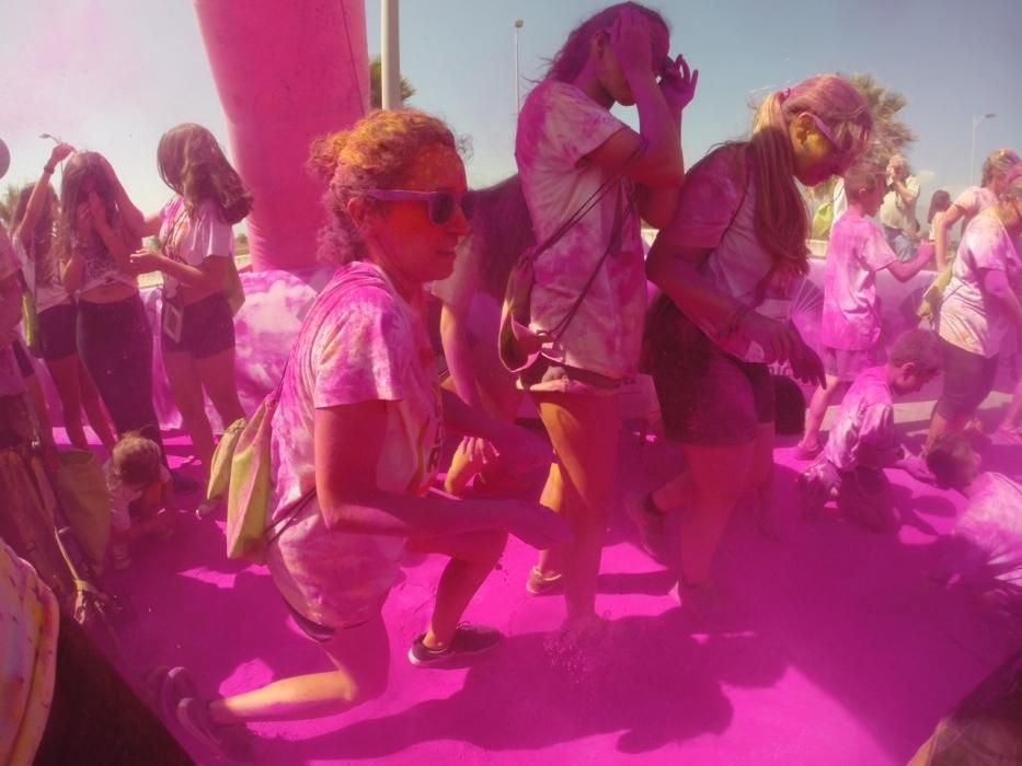 La colorida carrera organizada por Unicaja volvió a concentrar un ambiente joven y festivo en el entorno del estadio Ciudad de Málaga