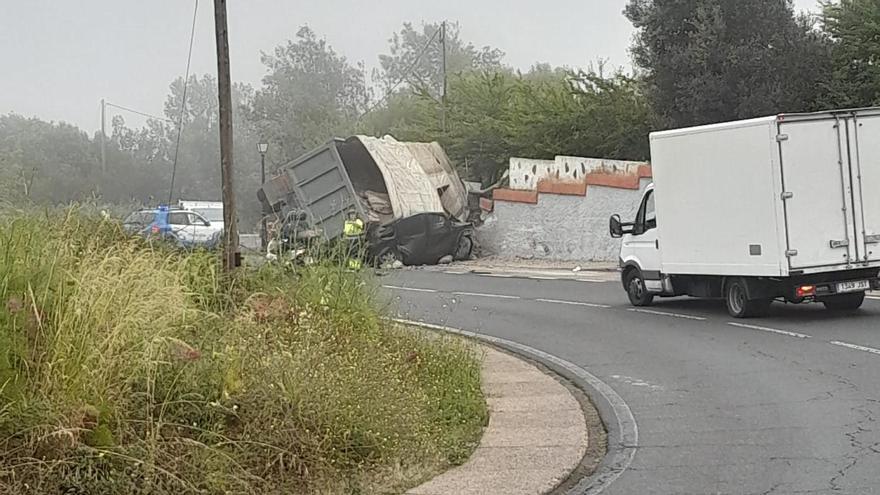 Imagen del camión volcado en Tenerife sobre otro vehículo.