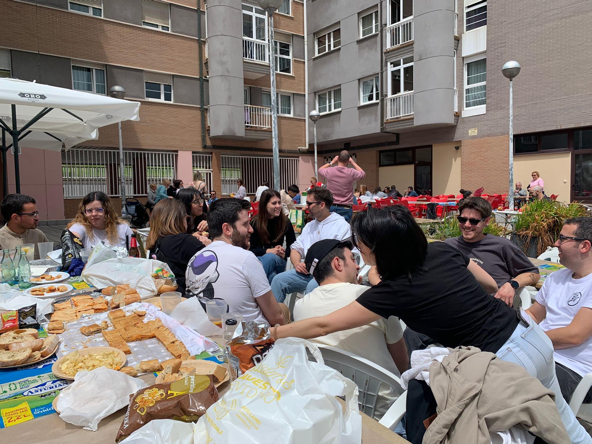 EN IMÁGENES: La comida popular de las fiestas del Puchero de Villalegre, en Avilés