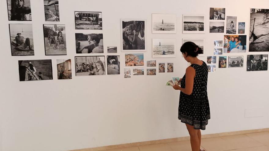 La fotógrafa Isabel Pajares da los últimos toques a su exposición | P.M.V.