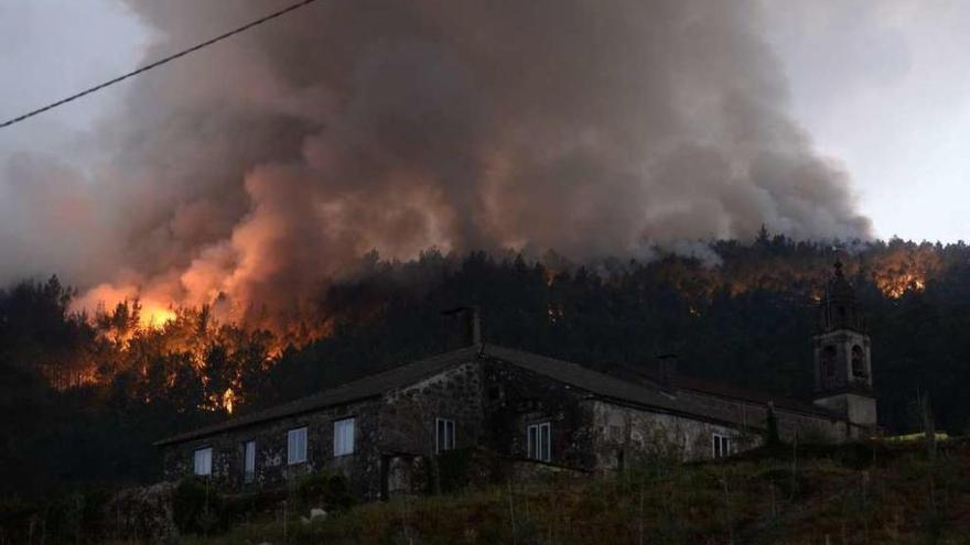 Incendio forestal que comenzó en Catoira y a punto estuvo de llegar a casas de Setecoros. // Noé Parga