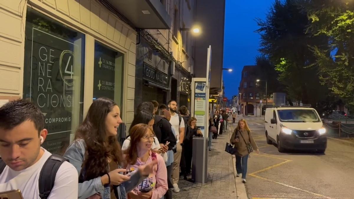 Largas colas en Mataró para coger el autobús en la primera parada de la línea e11.1 de Mataró a Barcelona