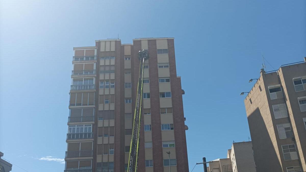 Los bomberos utilizan un vehículo escala para acceder al edificio