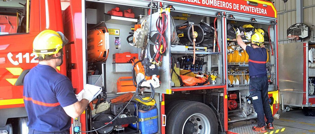 Dos bomberos en el interior del parque contra incendios de Vilagarcía. |   // NOÉ &gt;PARGA