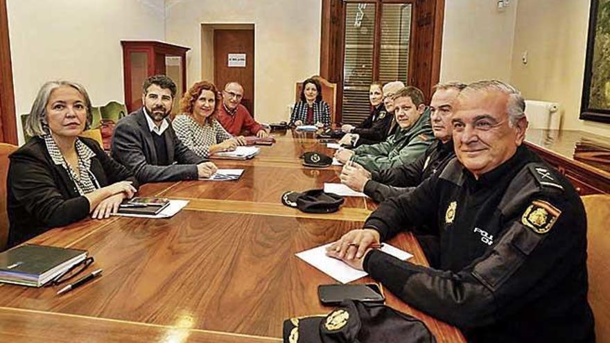 Reunión del grupo de coordinación del IMAS, Delegación del Govern, Policía y Guardia Civil.