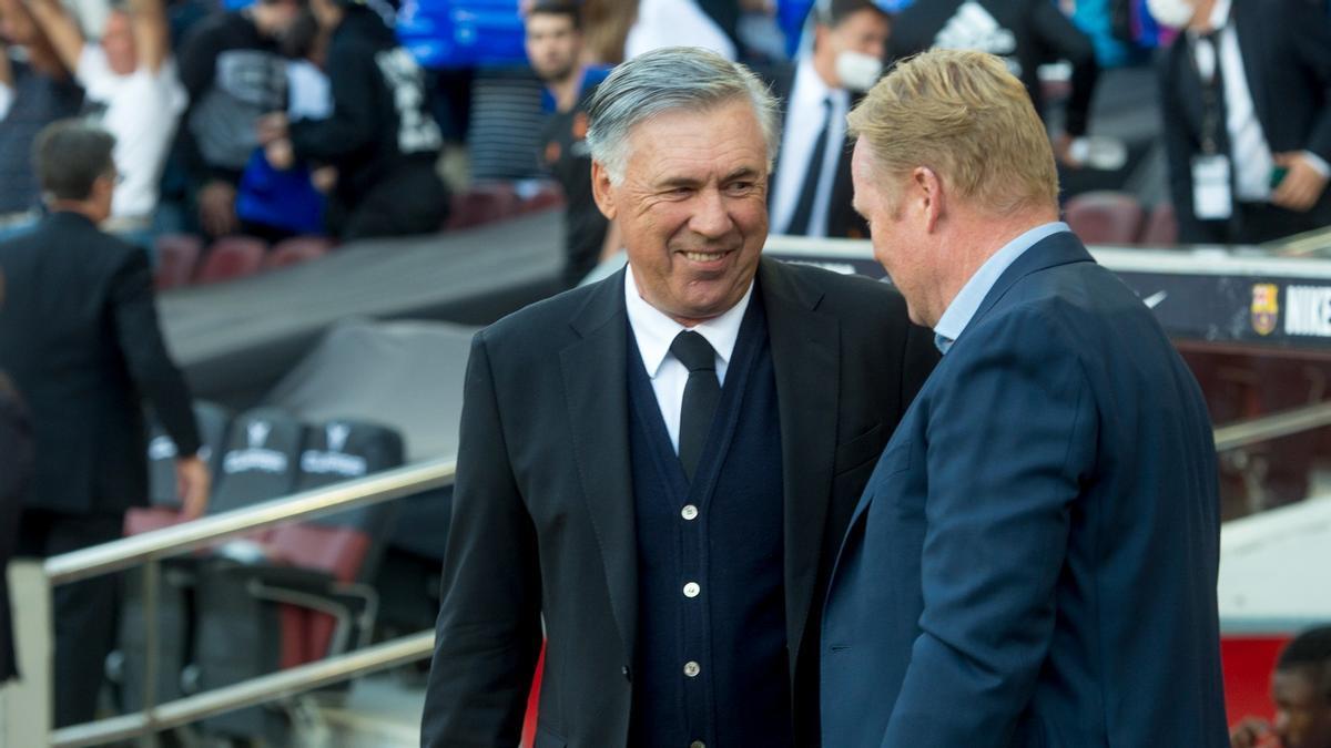 Ancelotti saluda a Koeman antes de empezar el clásico entre Barça y Madrid en el Camp Nou.