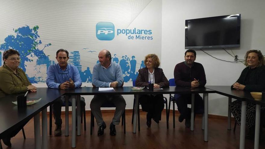 Por la izquierda, Piedad Martínez, José Manuel Rodríguez, Fernando Pintueles, Gloria Muñoz, Fernando Hernández y Beatriz Llaneza, ayer, en la sede del PP de Mieres.