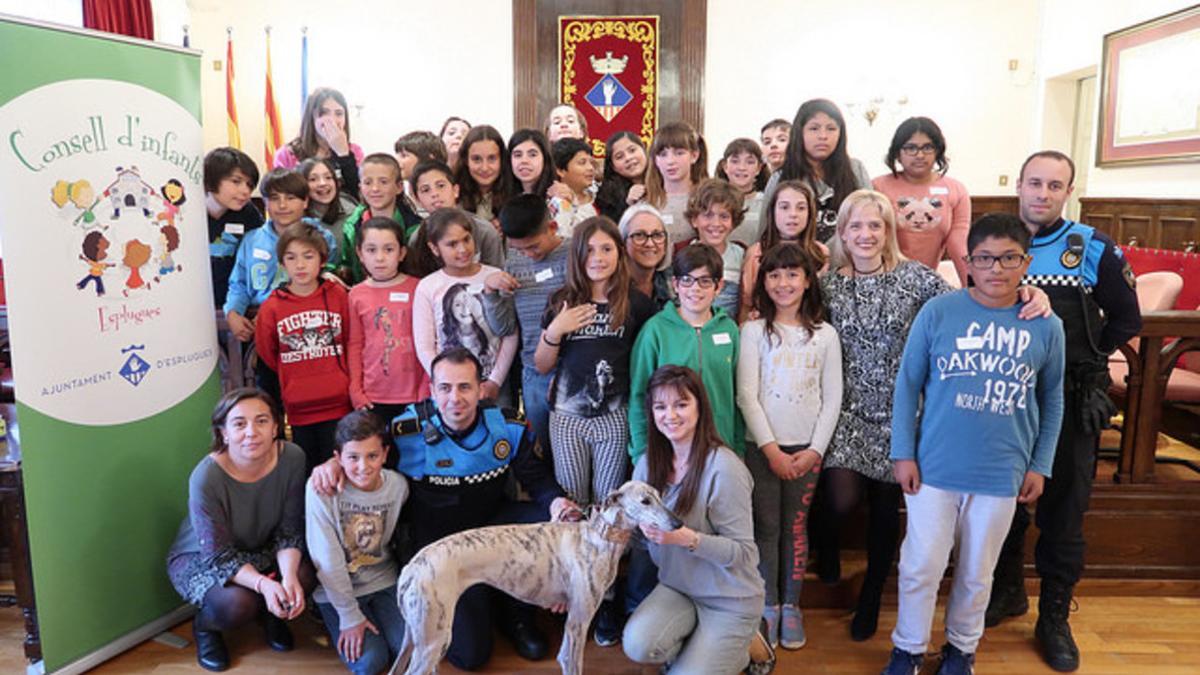 Representantes del Consell d¿Infants de Esplugures en la última sesión con la alcaldesa Pilar Díaz.