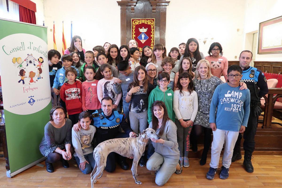 Representants del Consell d’Infants d’Esplugues en l’última sessió amb l’alcaldessa, Pilar Díaz. 