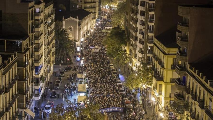 Multitudinaria manifestación en Valencia por una mejora de la financiación