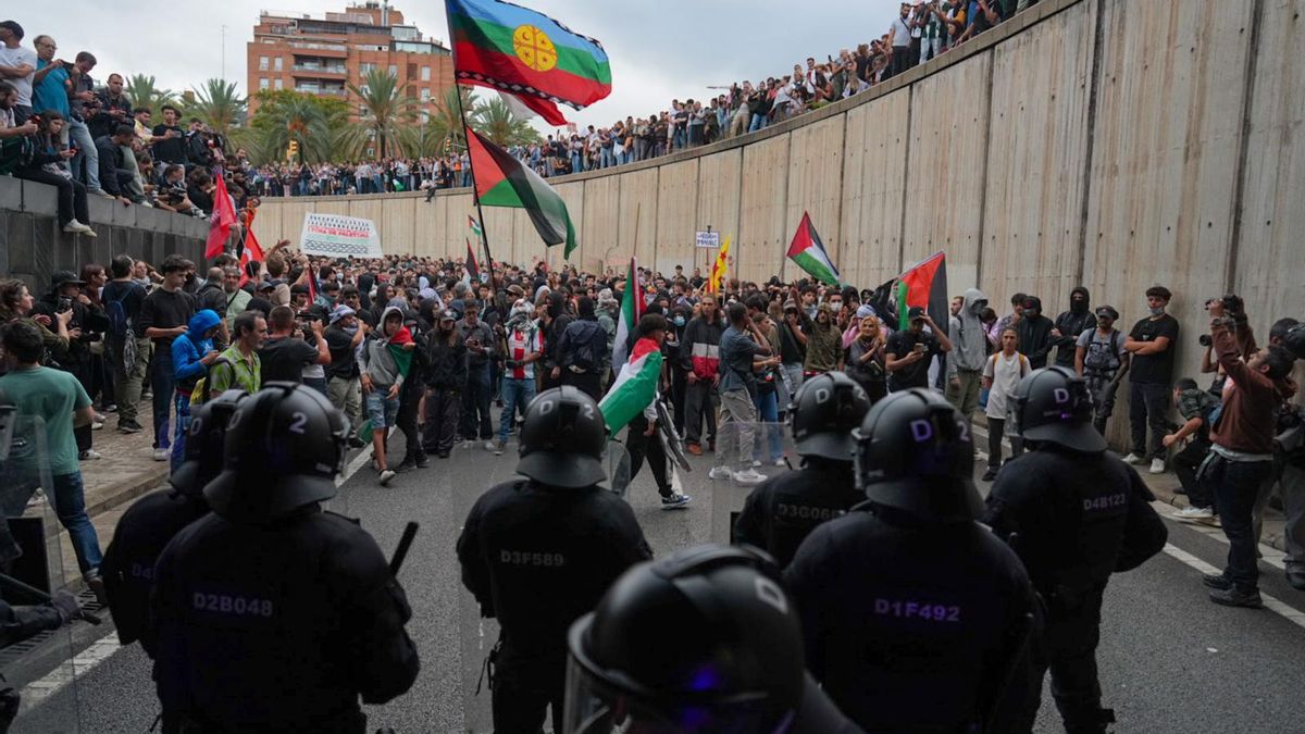 Miles de personas se manifiestan en Barcelona en defensa de la Flotilla e intentan cortar la Ronda Litoral