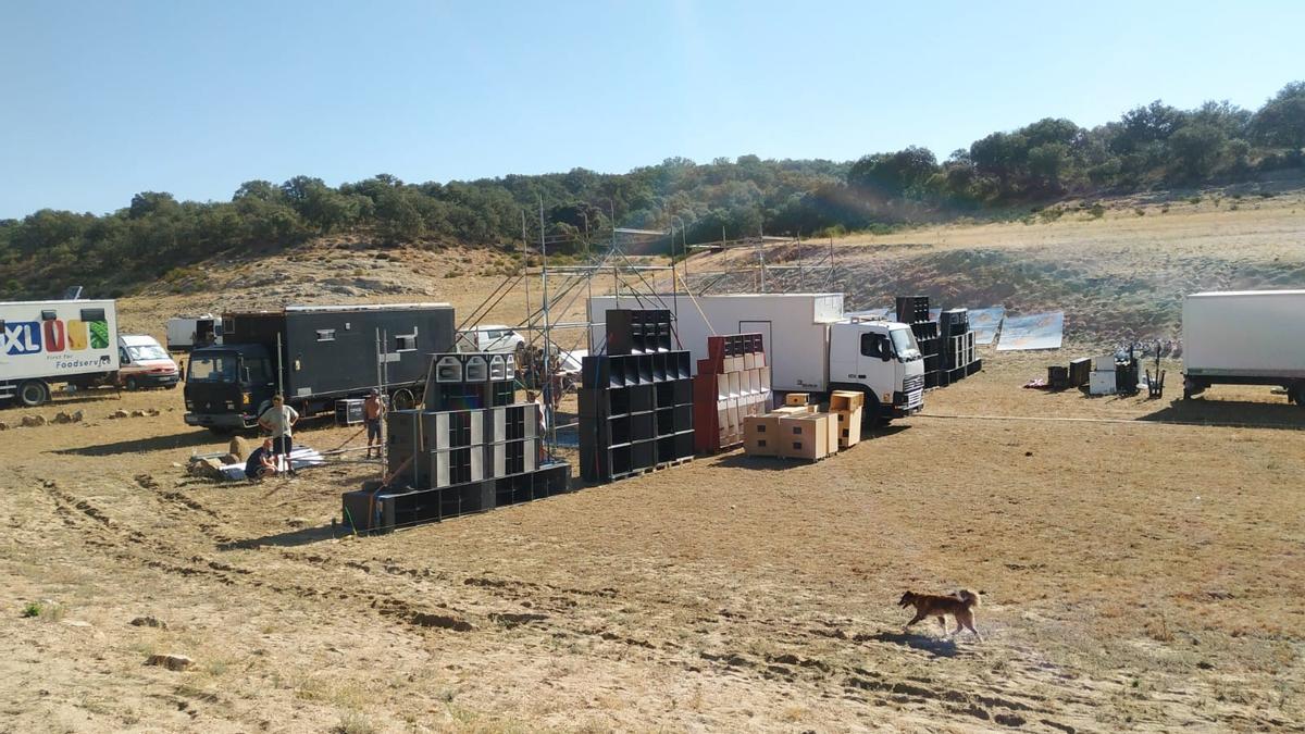 Infraestructura para la fiesta en el embalse de Almendra