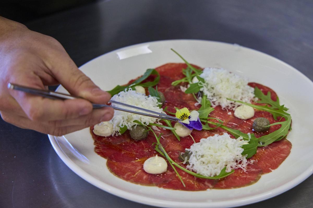 El carpaccio d’Angus, tapenade, maionesa trufada, formatge curat i ruca.