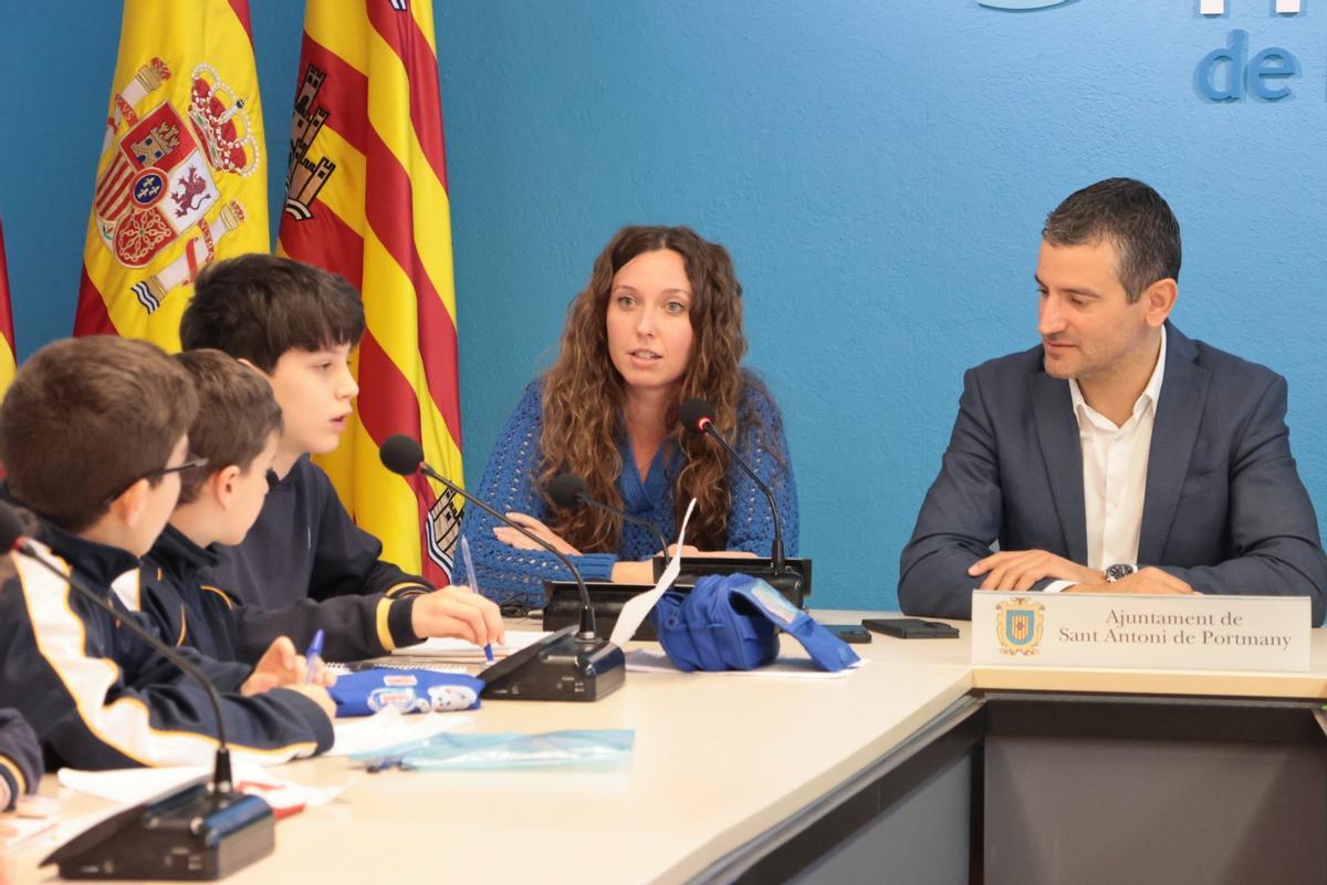 Los alumnos de 5º de Primaria del Colegio Can Bonet visitan el Ayuntamiento de Sant Antoni