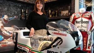 La italiana Nadia Padovani, frente a una de las motos de su marido Fausto Gresini.
