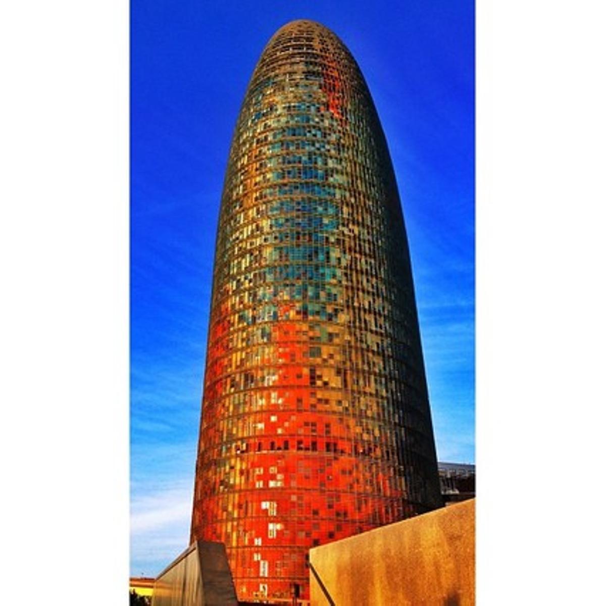 La Torre Agbar amb la seva pell acolorida que contrasta amb el blau del cel.
