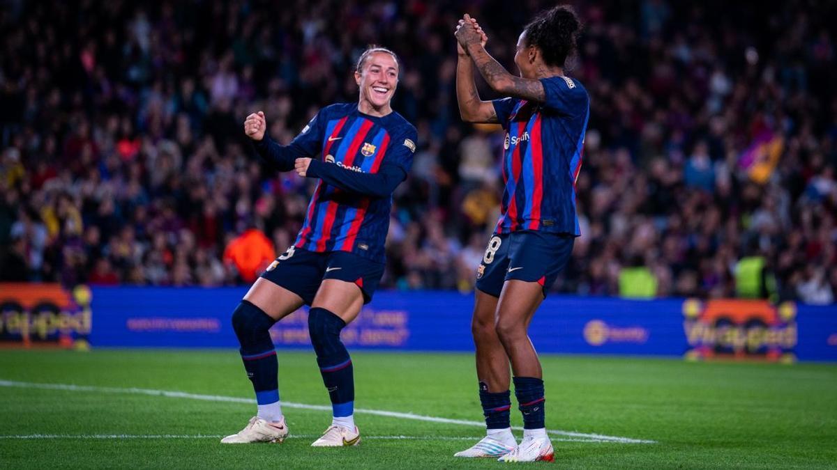 Geyse Ferreira y Lucy Bronze celebran el primer gol del FC Barcelona ante el Bayern