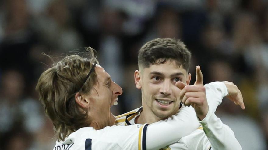 Modric felicita a Valverde tras su gol. |  // JUANJO MARTÍN