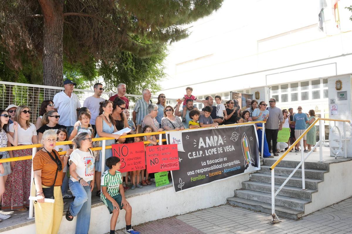 La manifestación en el colegio Lope de Vega, de Badajoz, en imágenes