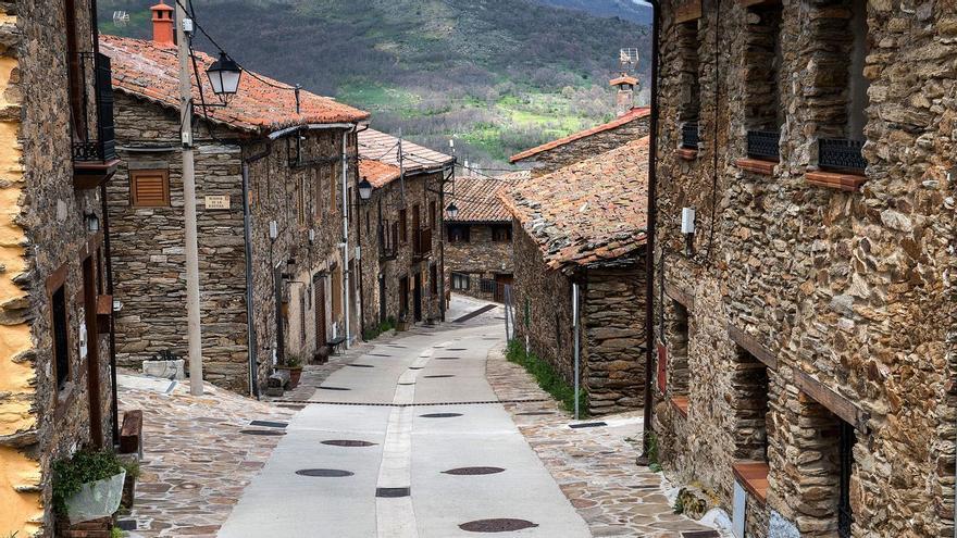 El pueblo perfecto para unir senderismo, naturaleza y patrimonio medieval a 100km del centro de Madrid