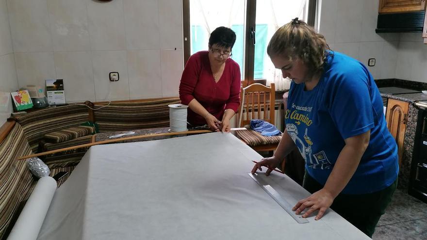 Mujeres de la zona rural haciendo mascarillas.