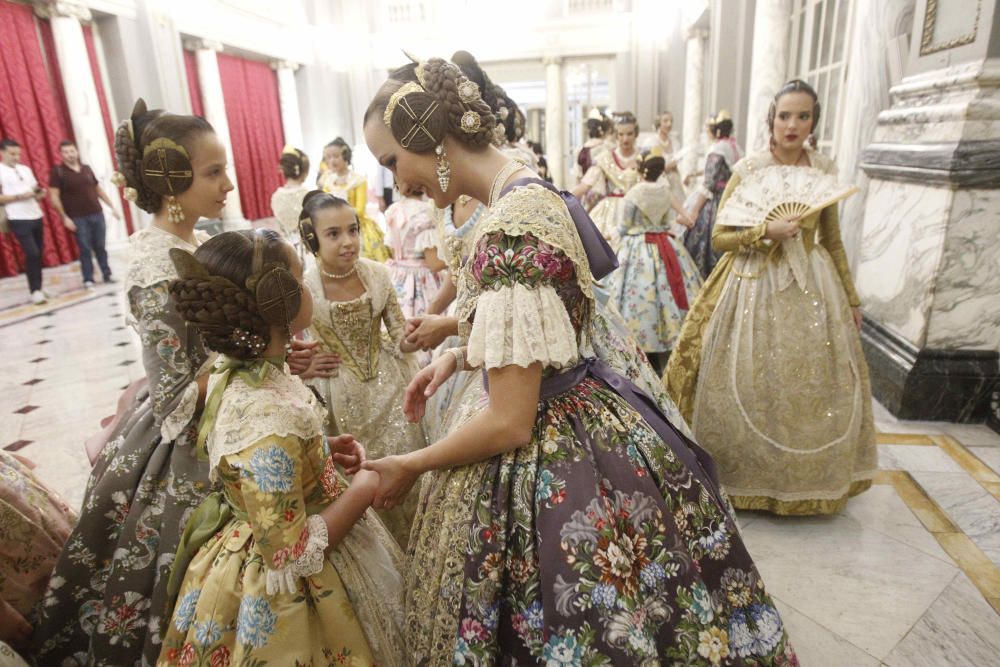 Las cortes de honor ensayan la proclamación de las falleras mayores