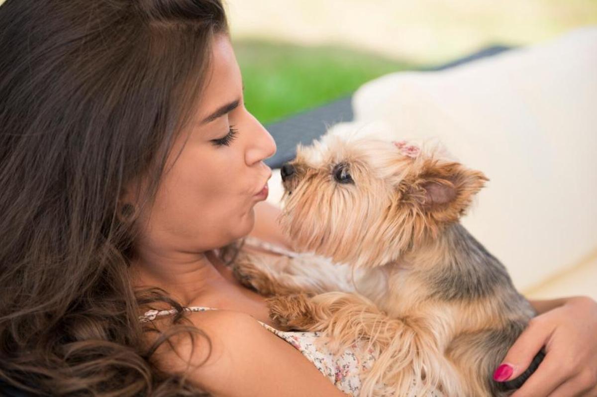 És millor fer-li un petó al teu gos que a la teva parella si aquest té barba