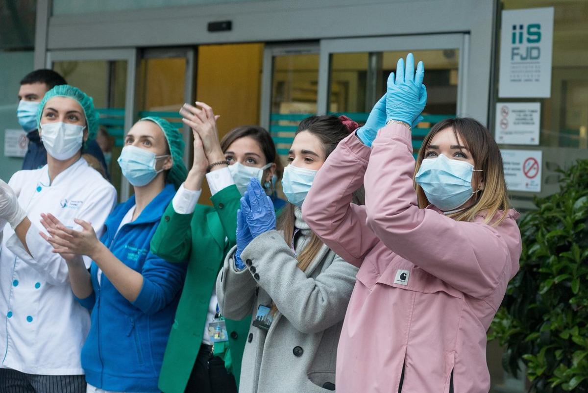 Enfermeras de la FundaciÃ³n JimÃ©nez DÃ­az hacen entrega a la PolicÃ­a Local de Madrid unas mascarillas fabricadas por ellas mismas, durante el homenaje diario a sanitarios que se celebra en el puerta de la FundaciÃ³n en Madrid, a 31 de marzo de 2020.