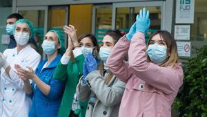Enfermeras de la FundaciÃ³n JimÃ©nez DÃ­az hacen entrega a la PolicÃ­a Local de Madrid unas mascarillas fabricadas por ellas mismas, durante el homenaje diario a sanitarios que se celebra en el puerta de la FundaciÃ³n en Madrid, a 31 de marzo de 2020.
