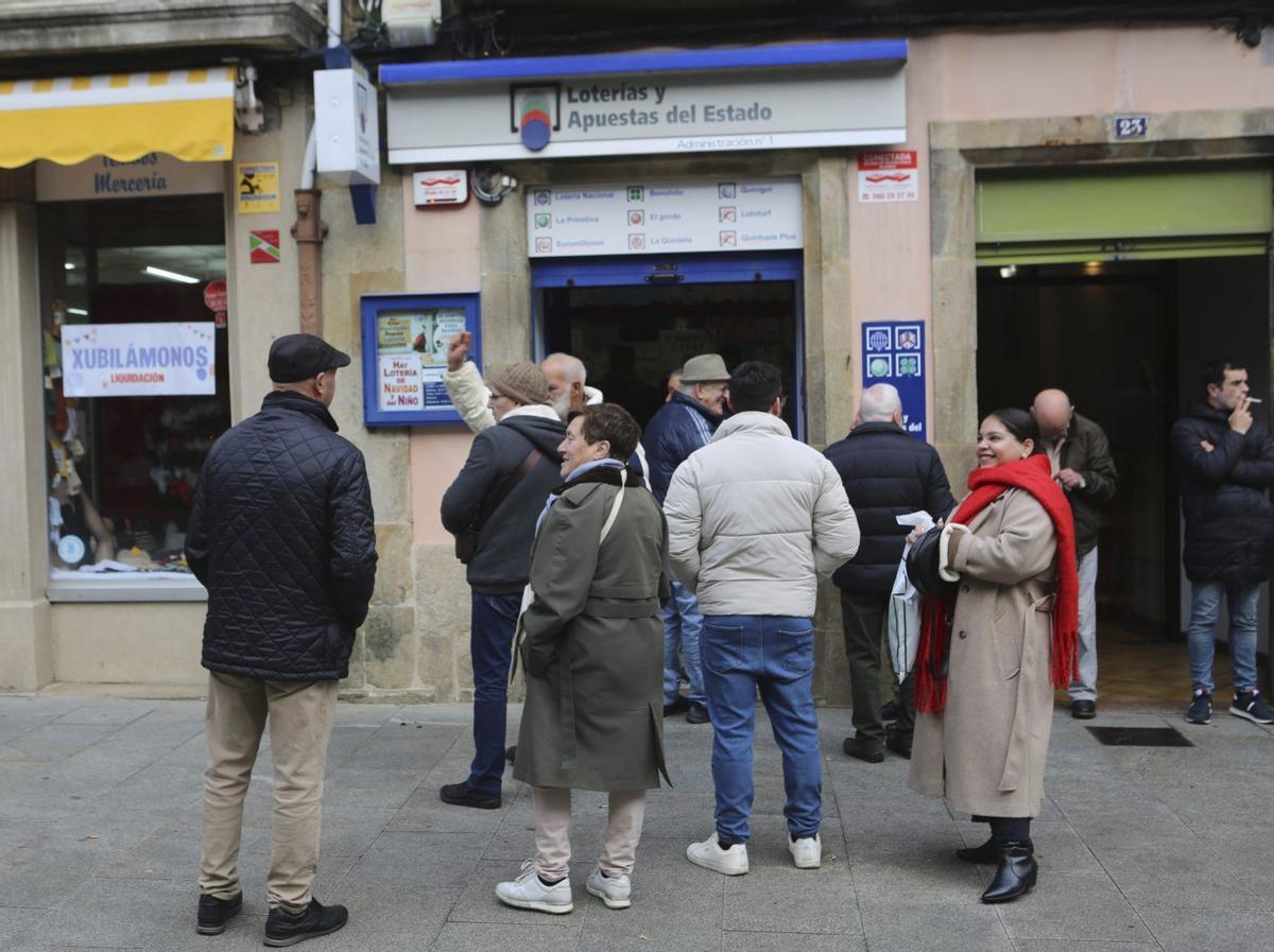 Colas en A Estrada para comprar décimos en Navidad. | Bernabé/Ángel Abeledo