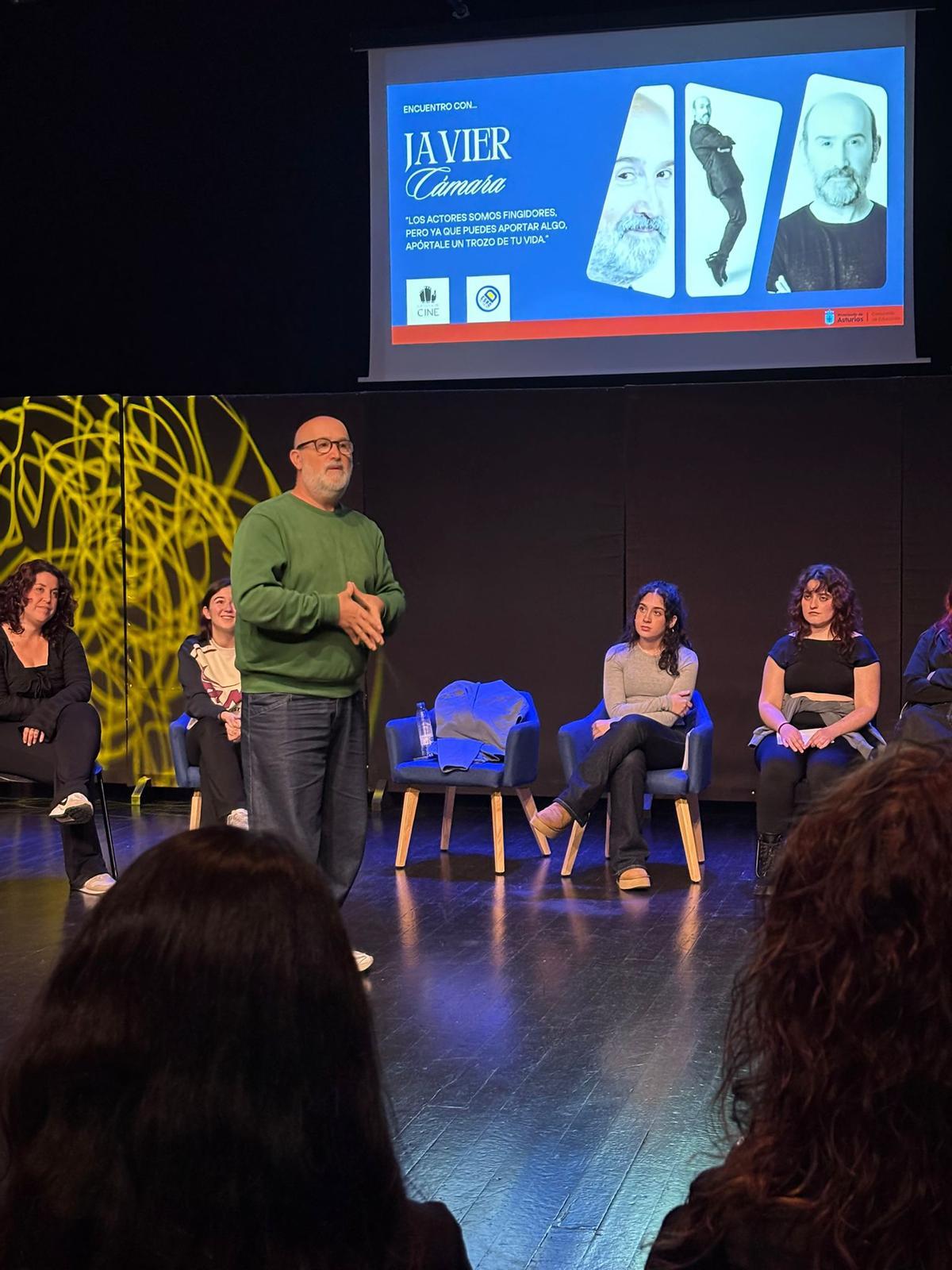 Javier Cámara comparte su trayectoria y oficio con el alumnado de la ESAD en Gijón, en imágenes