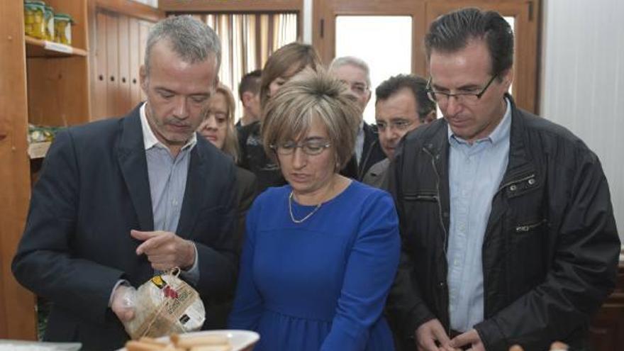 Antonio Camacho (izquierda) en la fábrica de quesos «El Zamorral».