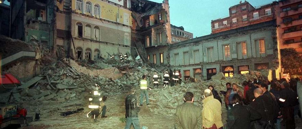El desplome de marzo de 1999 (imagen superior) redujo el edificio Odriozola a escombros.// FdV