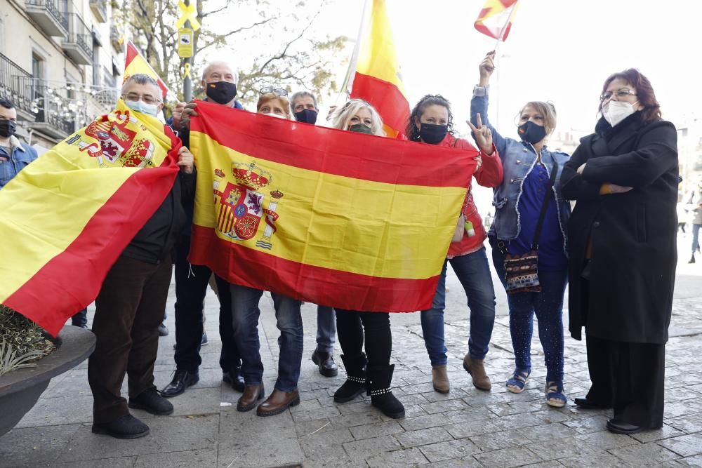 CDR i Vox es manifesten a la plaça del vi sense enfrontaments